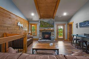 een woonkamer met een bank en een open haard bij Rustic Waters in Sevierville