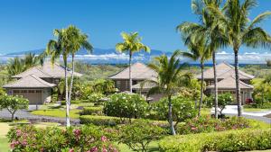 - Vistas a un complejo con palmeras y flores en SWEET HEAVEN Upscale 4BR KaMilo Home with Bikes and Golf Clubs, en Waikoloa