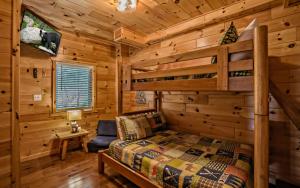 ein Blockhaus-Schlafzimmer mit einem Bett und einem Stuhl in der Unterkunft Beartastic Mountain View Lodge in Gatlinburg + 44 Fotos