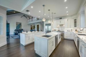 Tern Key - New Luxury Canal Front Home with Pool Spa Dock Close to Bean Point Pine Ave的厨房或小厨房