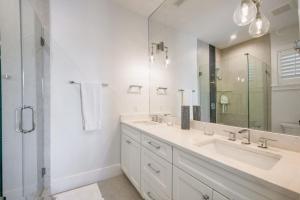 Tern Key - New Luxury Canal Front Home with Pool Spa Dock Close to Bean Point Pine Ave的一间浴室
