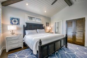 Tern Key - New Luxury Canal Front Home with Pool Spa Dock Close to Bean Point Pine Ave客房内的一张或多张床位