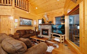 セバービルにあるThe Viewのソファと暖炉のあるリビングルーム