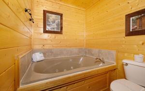 セバービルにあるThe Viewの木製バスルーム(バスタブ、トイレ付) +28枚の写真