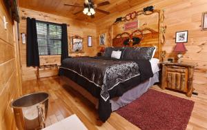 een slaapkamer met een bed in een blokhut bij Mountain Romance in Sevierville