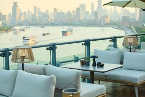 Χώρος καθιστικού στο Banyantree Shanghai On the Bund - Tales rooftop bar boasts a jaw-dropping panoramic vista