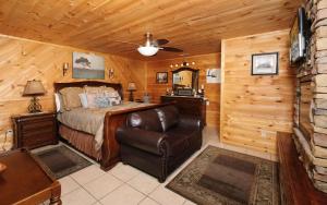 um quarto com uma cama e uma cadeira de couro em A Luxury View em Pittman Center