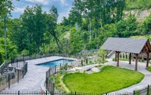 um quintal com uma piscina e um gazebo em A Luxury View em Pittman Center mais 42 fotografias
