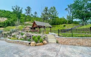 um jardim com um gazebo e uma cerca em A Luxury View em Pittman Center