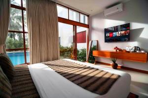 Postel nebo postele na pokoji v ubytování The Suarsena Escape by WAHM Hotel Management