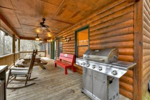 Fotografie z fotogalerie ubytování The Waters Edge Game room creek access firepit and tons of outdoor space v destinaci Copperhill