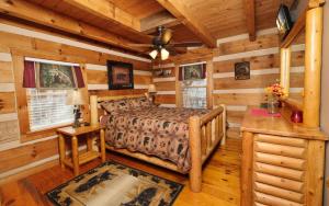 Et opholdsområde på Sweet Annie - Mountain Views, Pool Table, Arcades + Outdoor Hot Tub