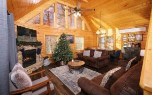 una sala de estar con un árbol de Navidad en una cabaña en The Song Bird, en Gatlinburg