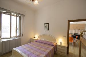 アルバ・アドリアティカにあるVilletta Lungomareのベッドルーム1室(ベッド1台、窓、鏡付)