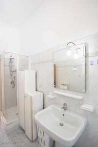 アルバ・アドリアティカにあるVilletta Lungomareの白いバスルーム(シンク、鏡付)