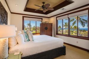 Rúm í herbergi á ❤PiH❤ OCEAN BREEZE Panoramic Ocean View Mauna Kea Resort Optional Privileges +37 myndir