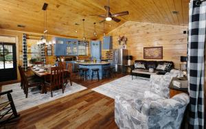 Χώρος καθιστικού στο Holly Ridge Hideaway