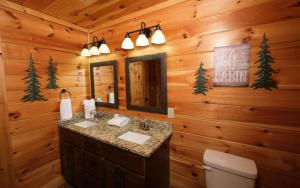 Cabaña de madera con lavabo y espejo en Carsons Place, en Gatlinburg 40 fotos más