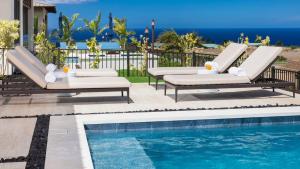 Bazén v ubytování MAUNA KEA BEACH ESCAPE Luxurious home in private community with Heated Private Pool and Spa Detached Ohana Suite nebo v jeho okolí