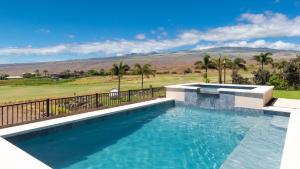 Bazén v ubytování MAUNA KEA BEACH ESCAPE Luxurious home in private community with Heated Private Pool and Spa Detached Ohana Suite nebo v jeho okolí