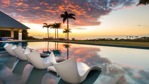 Bazén v ubytování MAUNA KEA BEACH ESCAPE Luxurious home in private community with Heated Private Pool and Spa Detached Ohana Suite nebo v jeho okolí