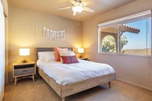 Ένα ή περισσότερα κρεβάτια σε δωμάτιο στο Sunset House Joshua Tree Infinity Pool Spa Views Hiking Trail