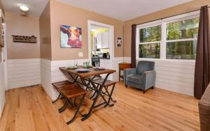 un salon avec une table et une chaise dans l'établissement Red Bud Cottage, à Gatlinburg
