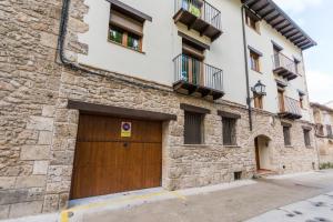 un edificio con puertas y ventanas de madera en garaje en Lo Planet, en Beceite