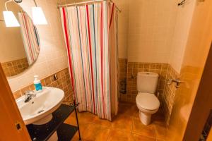 ベセイテにあるLo Planetのバスルーム(洗面台、トイレ、シャワー付)