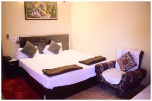 Postel nebo postele na pokoji v ubytování HOTEL DS STAY VARANASI ! - Near Kasi Vishwanath Temple And Ganga Ghat #Fully Air Conditioning #Free Wi-Fi #Parking #Room Service #Prime Location - Best Selling Premium Hotel in Varanasi + 20 fotografií