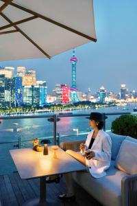 Hosté ubytování Banyantree Shanghai On the Bund - Tales rooftop bar boasts a jaw-dropping panoramic vista