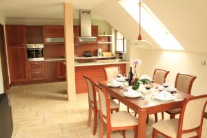 eine Küche und ein Esszimmer mit einem Tisch und Stühlen in der Unterkunft Apartments Villa Dov in Bohinj