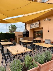 A restaurant or other place to eat at Hostal Sant Roc