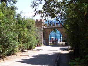 una entrada a un edificio con un arco en Castello Bellariva, en Cavo 68 fotos más
