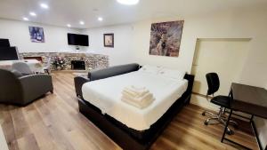 Χώρος καθιστικού στο 4th Street Studio By Downtown and Airport