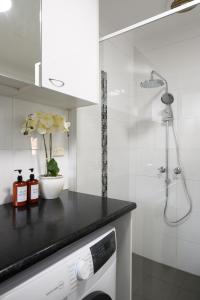 Gallery image of 5 Beach Baby Bungalow & Parking in Perth