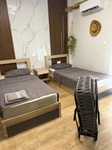 Giường trong phòng chung tại Theia Analipsi Central Apartment Katerini