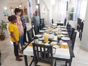 Zosimli Hotel : مجموعة من الناس واقفين حول طاولة طويلة