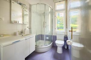 Un baño con ducha, inodoro y lavabo. en Leona Authentic Beachfront Villa 2BR APT, en Opatija 26 fotos más