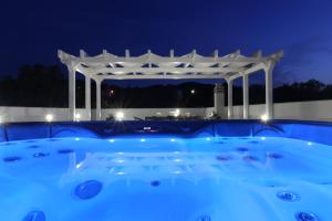 basen z pergolą w nocy w obiekcie Villa Tea w mieście Zadar
