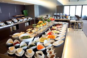 泉佐野Odysis Suites Osaka Airport Hotel的包括许多盘子和碗的自助餐