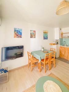 TV a/nebo společenská místnost v ubytování Cosy - 2pers - Proche front de mer - By Sister Home