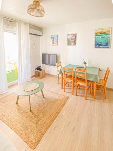 TV a/nebo společenská místnost v ubytování Cosy - 2pers - Proche front de mer - By Sister Home