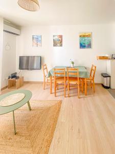TV a/nebo společenská místnost v ubytování Cosy - 2pers - Proche front de mer - By Sister Home