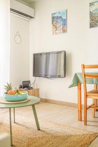 TV a/nebo společenská místnost v ubytování Cosy - 2pers - Proche front de mer - By Sister Home