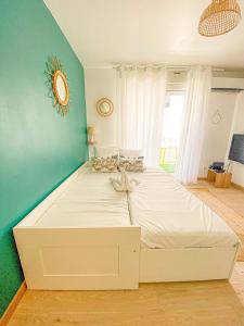 Postel nebo postele na pokoji v ubytování Cosy - 2pers - Proche front de mer - By Sister Home