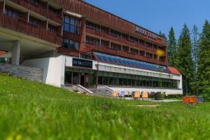 Zespół Tatry - Hotel Tatry i Budynek Turystyczny外面的花园