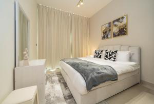 Giường trong phòng chung tại Stylish Comfort Modern 1BR Apt Prime Location JVC