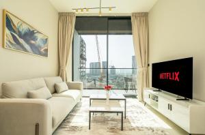 TV/trung tâm giải trí tại Stylish Comfort Modern 1BR Apt Prime Location JVC