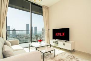 TV/trung tâm giải trí tại Stylish Comfort Modern 1BR Apt Prime Location JVC
